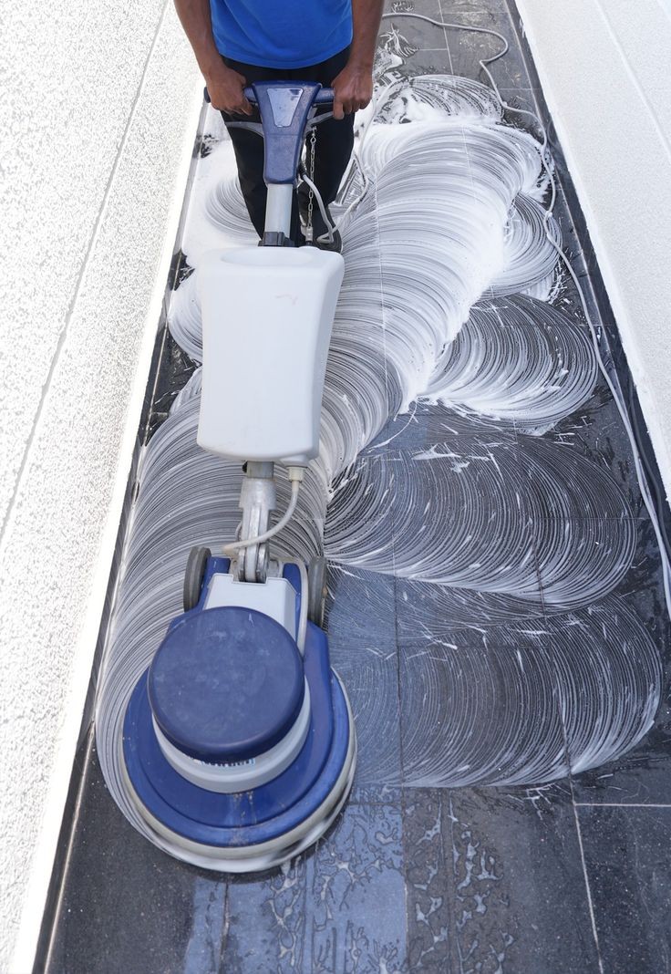 Nettoyage professionnel d'un sol à la monobrosse